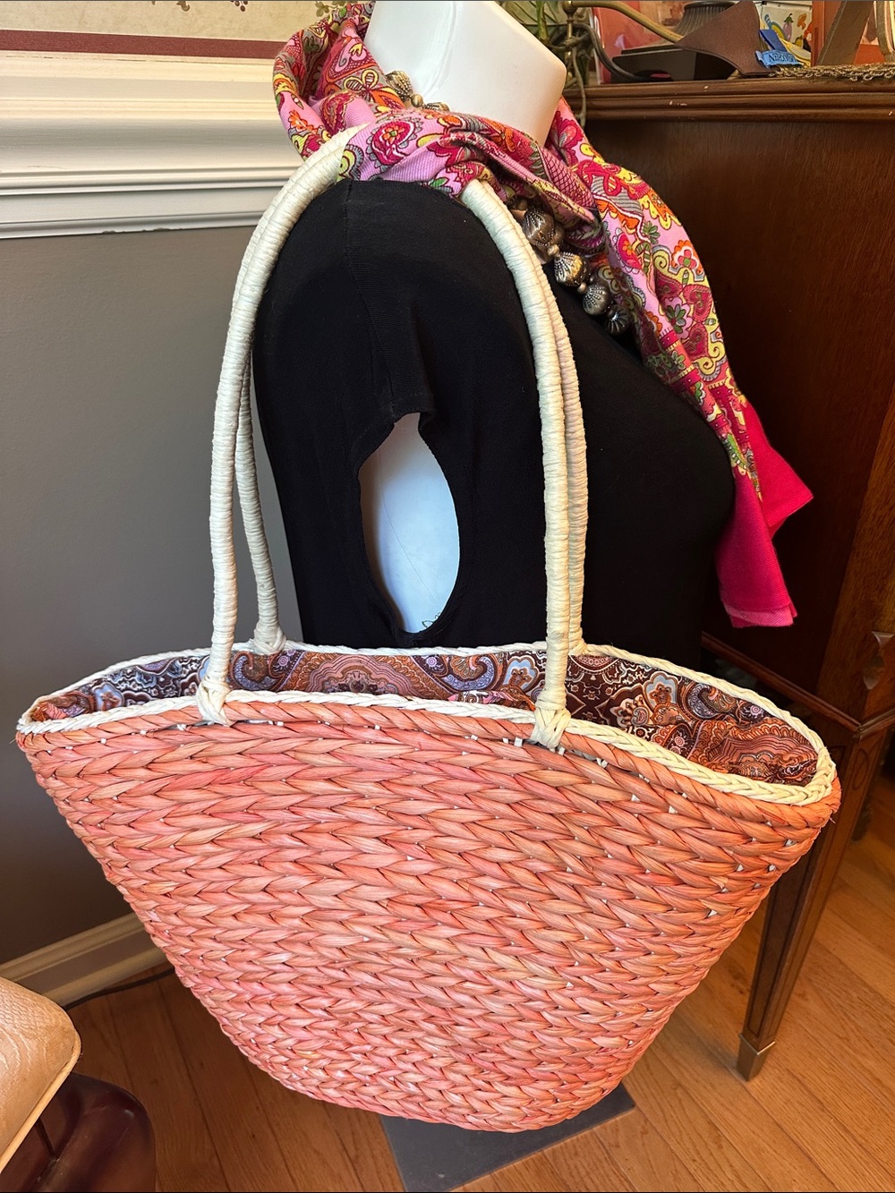 Fun vintage straw summer, beach bag, tote w/paisley lining